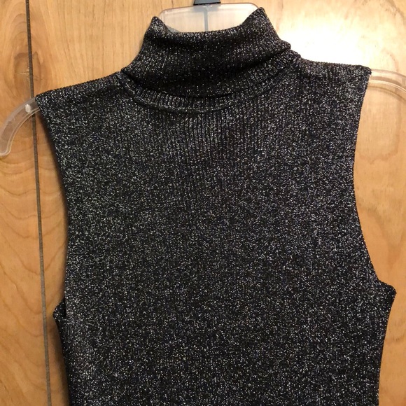 Sparkly turtle neck with no sleeves top - Picture 5 of 8